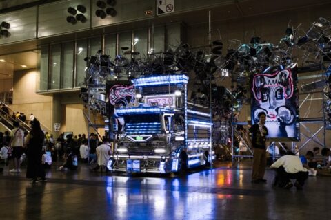 新進気鋭の写真家６人による競演。芸術イベントのモデルとなった過激なアートトラックの魔力とは